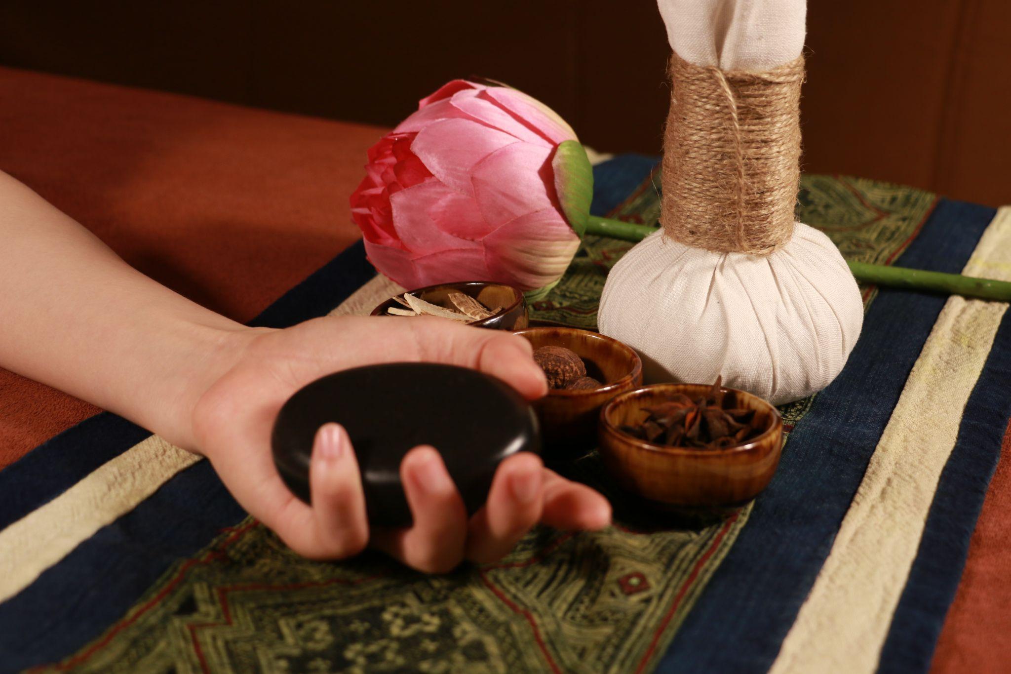 Trải nghiệm trị liệu toàn thân cùng dược liệu và đá nóng