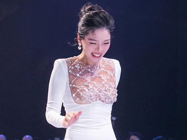Chiếc đầm siêu kén vòng eo giúp Lệ Quyên được giải 'Mặc đẹp'