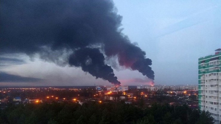 Khói đen bốc lên từ cơ sở dầu khí của Nga gần biên giới Ukraine. Ảnh: TASS