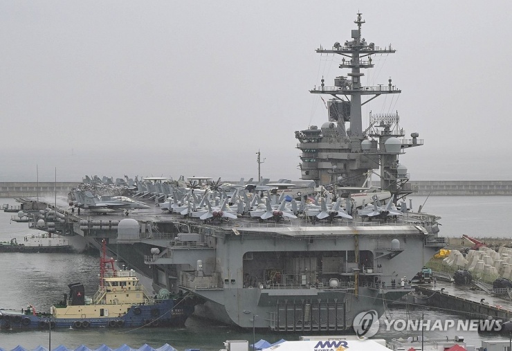 Tàu sân bay USS Theodore Roosevelt của Mỹ tới Hàn Quốc. Ảnh: Yonhap