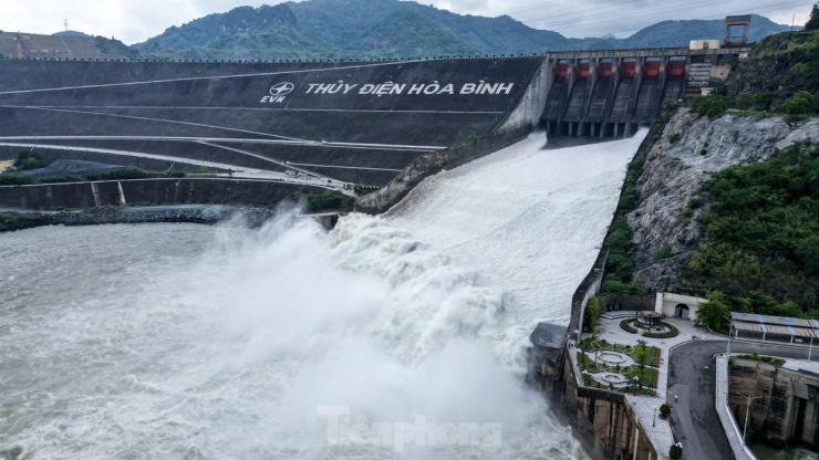 Ngày 24/6, Ban Chỉ đạo Quốc gia về Phòng, chống thiên tai vừa có Công điện số 06 lệnh Giám đốc Công ty Thủy điện Hòa Bình mở 1 cửa xả đáy hồ Hòa Bình.