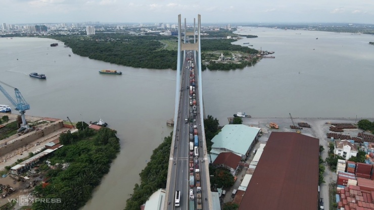 Tai nạn Liên hoàn Trên Cầu Phú Mỹ Gây Tê liệt Giao Thông, Tài xế Chật vật Chờ Đợi