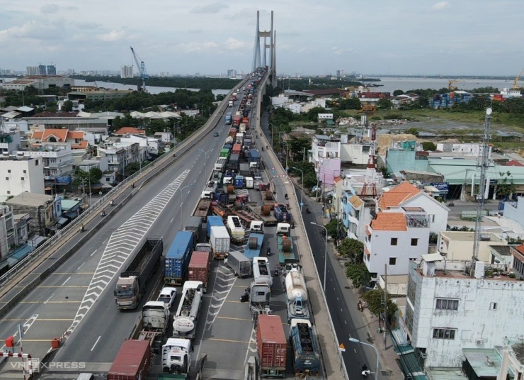 Tai nạn liên hoàn trên cầu Phú Mỹ: Giao thông tê liệt, tài xế chật vật chờ nhiều giờ