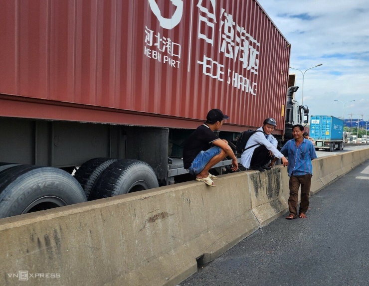 Tai nạn Liên hoàn Trên Cầu Phú Mỹ Gây Tê liệt Giao Thông, Tài xế Chật vật Chờ Đợi