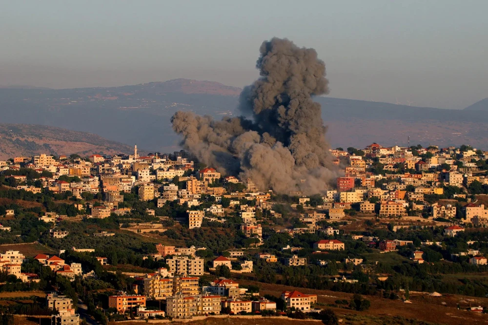 Khói bốc lên sau cuộc không kích của Israel ở miền nam Lebanon ngày 21-6 trong bối cảnh căng thẳng Israel - Hezbollah leo thang. Ảnh: AFP