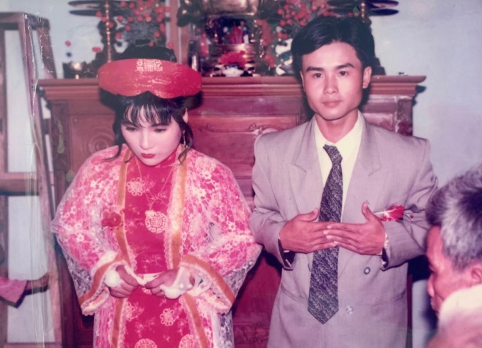 Bố mẹ Ngọc Hà trong đám cưới năm 1999. Ảnh: Nhân vật cung cấp