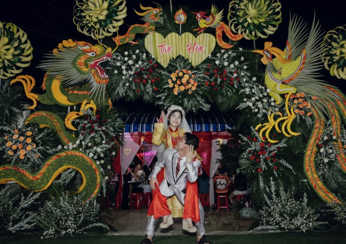 Thuận và Hà trước cổng cưới ở quận Ô Môn, Cần Thơ, tháng 4/2024. Ảnh: Nhân vật cung cấp