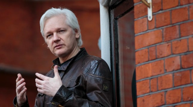 Julian Assange phát biểu với báo chí từ ban công Đại sứ quán Ecuador ở London năm 2017. (Ảnh: Getty)