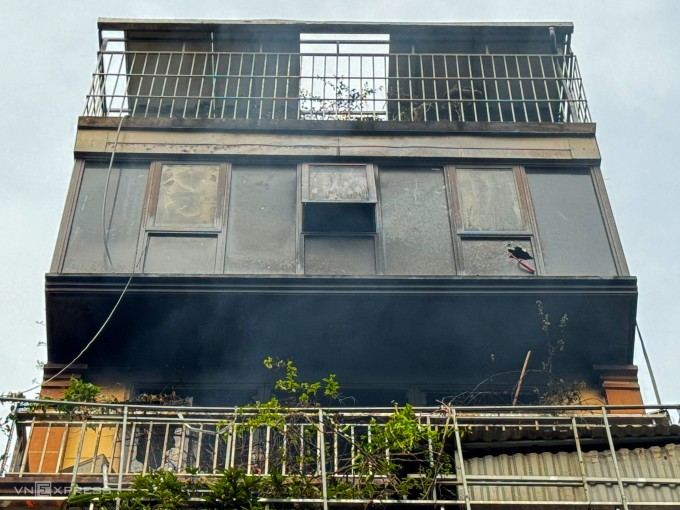 Căn nhà vừa ở vừa kết hợp kinh doanh ở Định Công Hạ bốc cháy khiến 4 người chết. Ảnh: Phạm Chiểu