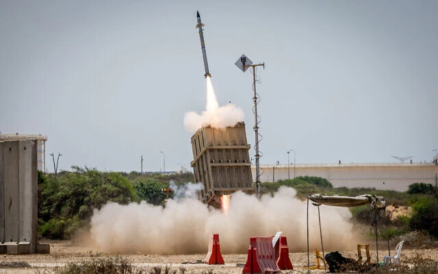 Hệ thống phòng không Vòm Sắt bắn tên lửa nhằm đánh chặn rocket phóng từ Dải Gaza sang TP Ashkelon của Israel ngày 7-8-2022. Ảnh: Yonatan Sindel/FLASH90
