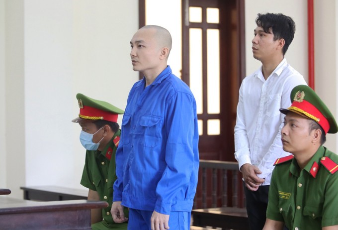 Nguyễn Duy Phương (áo xanh) cùng Nguyễn Phước Hòa tại tòa. Ảnh: Nam An