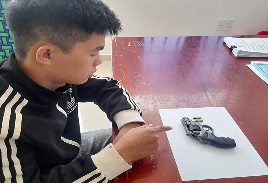 Bị can Nguyễn Văn Giáp và súng, đạn tang vật định mang ra đảo Phú Quý giải quyết mâu thuẫn thì bị bắt. Ảnh ANĐT.