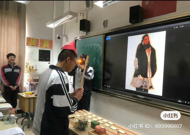 Sĩ tử tin rằng "có thờ có thiêng, có kiêng có lành". Nguồn: Xiaohongshu