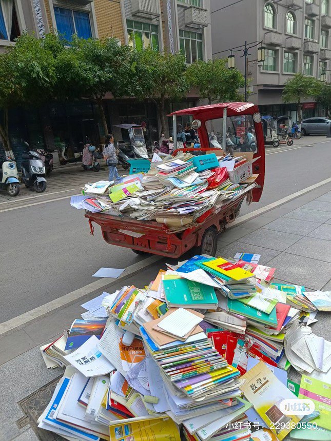 Teen rủ nhau "nhượng quyền" cả kho sách cũ. Nguồn: Xiaohongshu