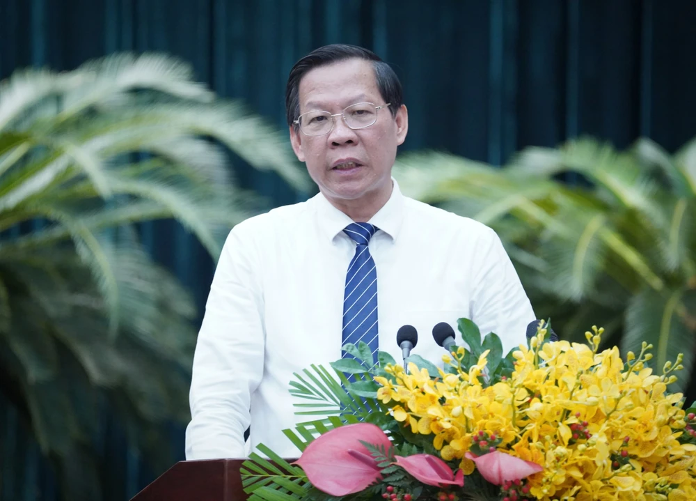 Chủ tịch Phan Văn Mãi giao quyền xử phạt vi phạm hành chính cho 5 Phó Chủ tịch. Ảnh: THUẬN VĂN