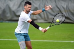 Thể thao - Djokovic bó đầu gối vẫn thắng trận ở Anh, muốn Grand Slam 25 ở Wimbledon