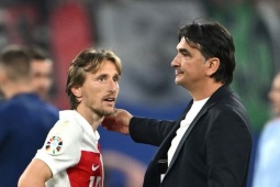 Bóng đá - Croatia gần như bị loại khỏi EURO: HLV Dalic &amp; Modric tức giận vì bù giờ 8 phút