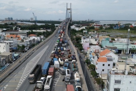 Tai nạn liên hoàn trên cầu Phú Mỹ: Giao thông tê liệt, tài xế chật vật chờ nhiều giờ