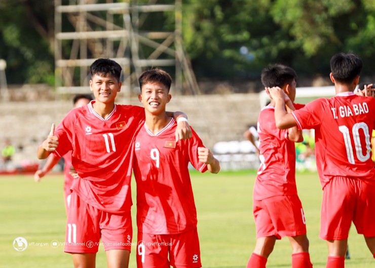 Các cầu thủ U16 Việt Nam đang thi đấu tại Indonesia sẽ trở thành nòng cốt của các CLB tại VCK U17 Quốc gia. Ảnh VFF