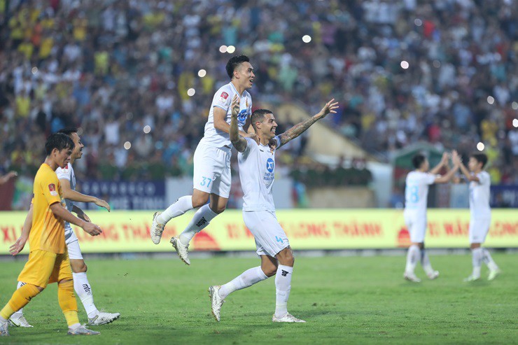 Sau trận đại thắng Khánh Hoà 5-1 chiều ngày 25/6, CLB Thép Xanh Nam Định chính thức lên ngôi vô địch V-League 2023/24 sớm một vòng đấu.