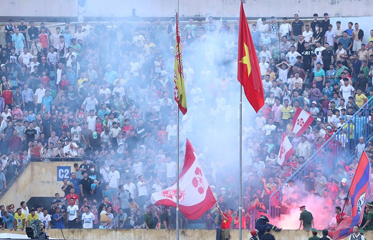 Pháo sáng trên sân Thiên Trường để các cổ động viên Nam Định ăn mừng chiến thắng 5-1 trước Khánh Hòa