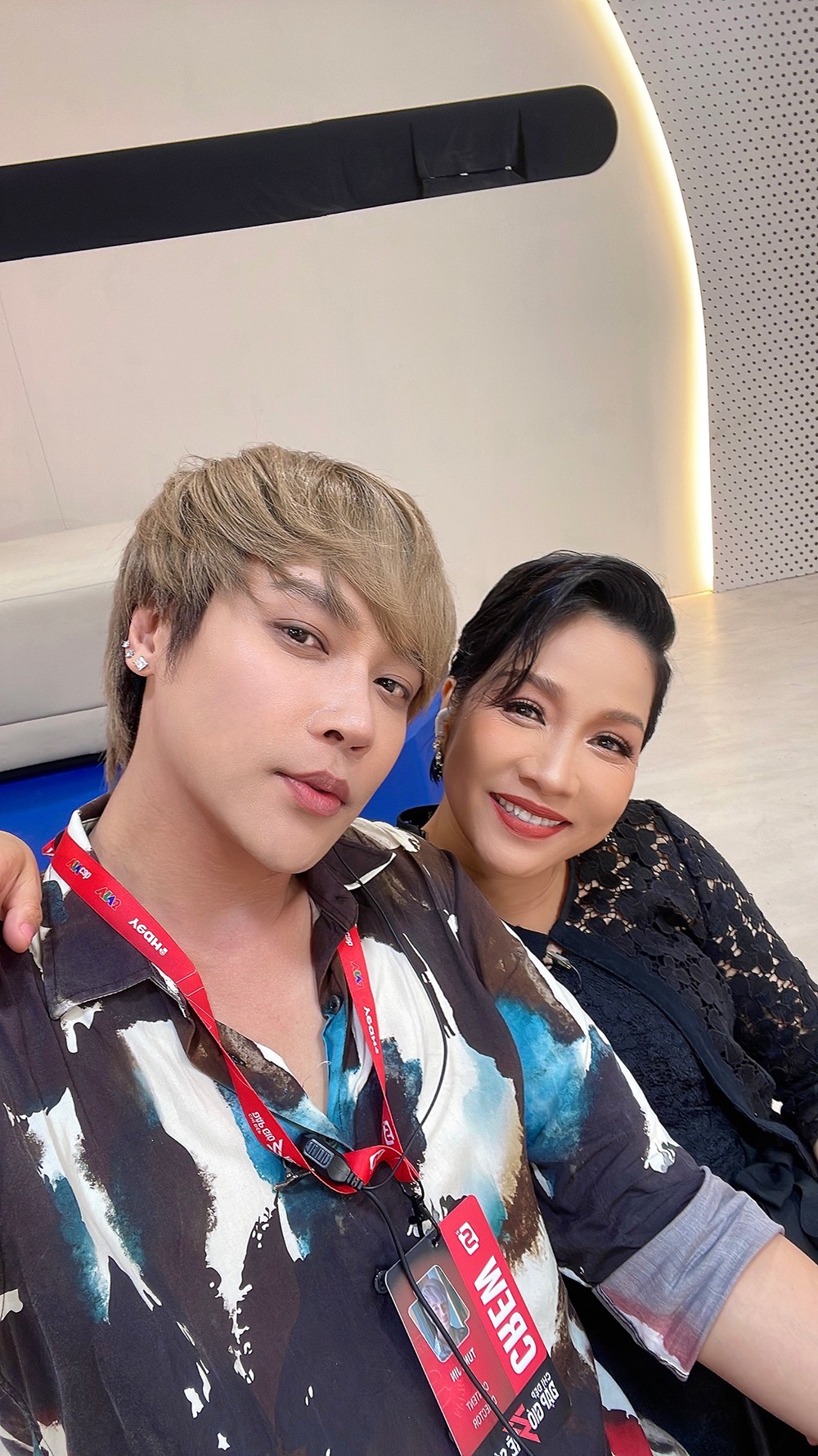 Ông Nguyễn Thanh Tùng (Tùng Jin) - Giám đốc quốc gia cuộc thi Mister Supranational 2024 cùng Diva Mỹ Linh trên phim trường Chị Đẹp