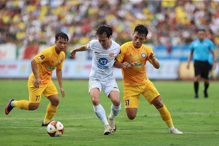 Nam Định (áo trắng) thi đấu ấn tượng trước Khánh Hòa