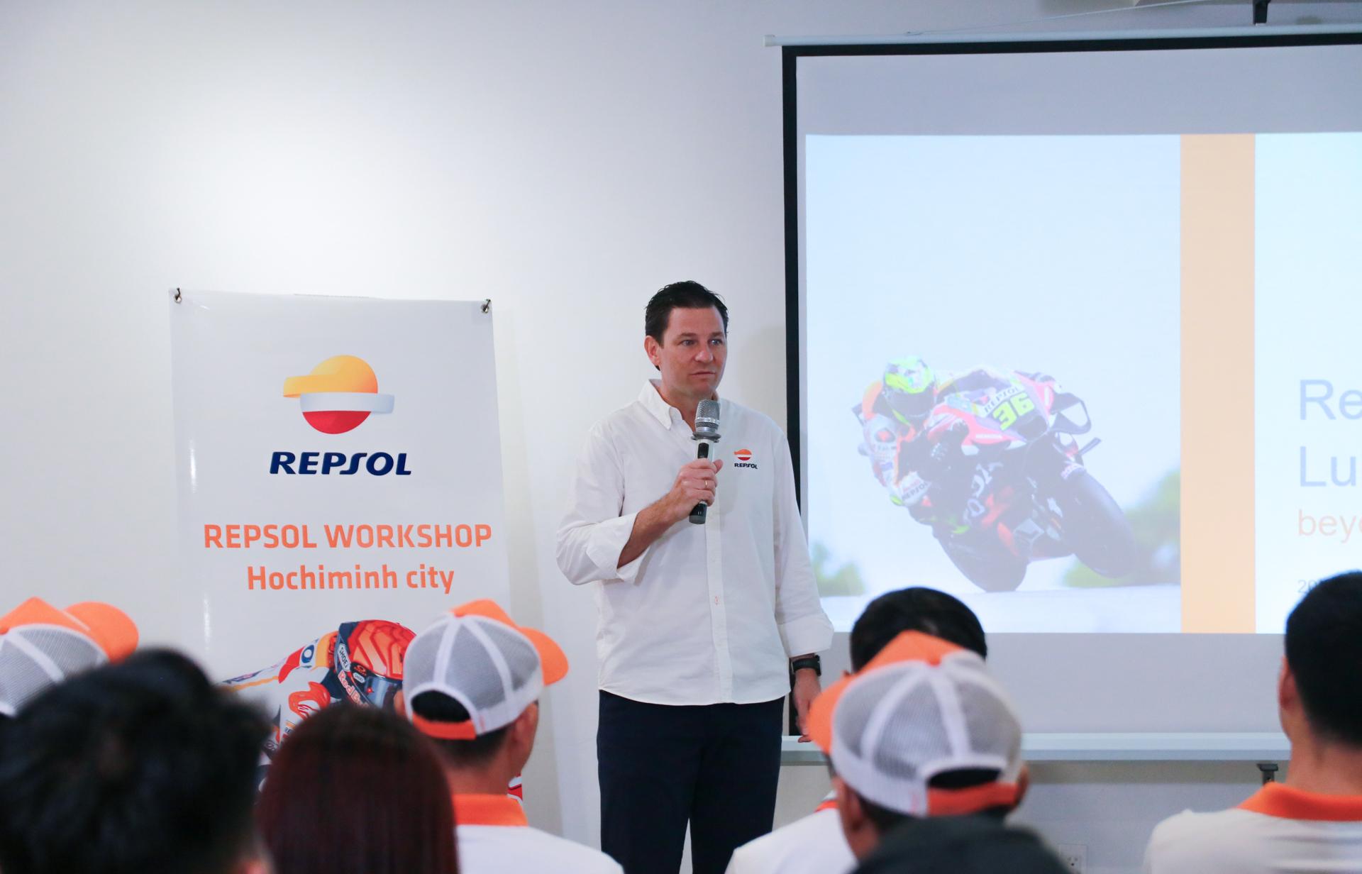 Các chuyên gia của Repsol đang thuyết trình về công nghệ và tầm quan trọng của việc sử dụng dầu nhớt chất lượng cao.