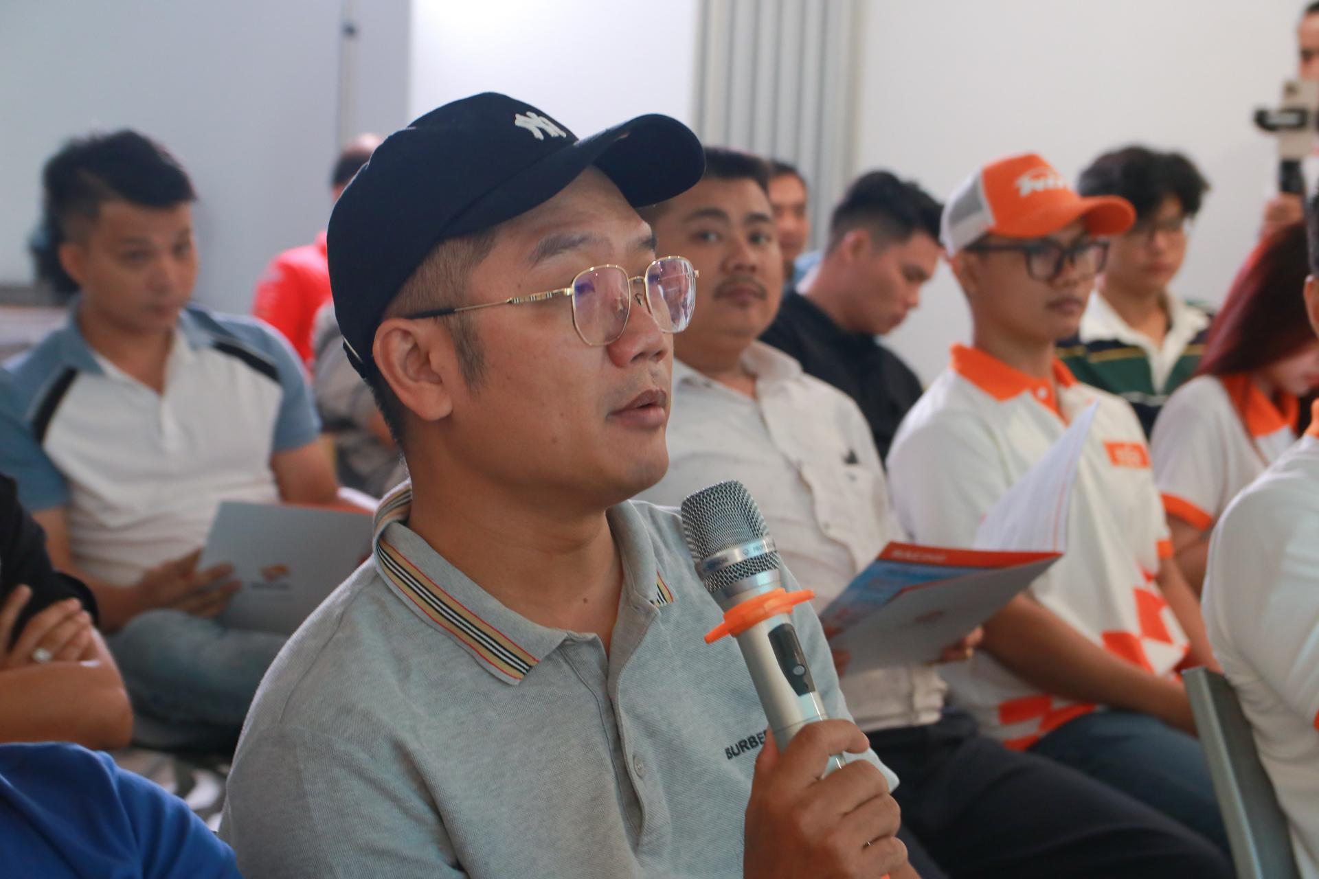 Một buổi thảo luận mở nơi các chuyên gia và thợ máy, hội những người yêu xe trao đổi kiến thức và kinh nghiệm thực tế.