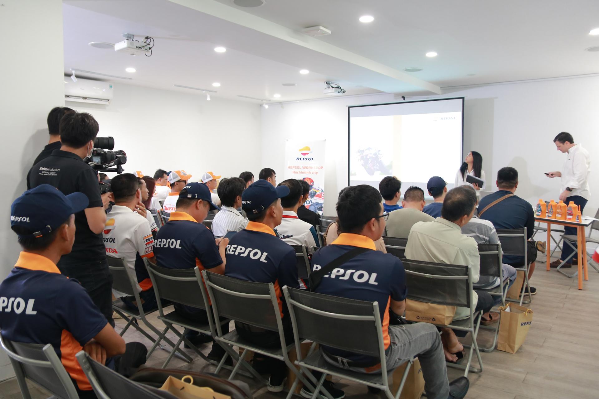 Toàn cảnh không gian tổ chức workshop với sự tham dự đông đảo của các thợ máy và người đam mê công nghệ xe máy.