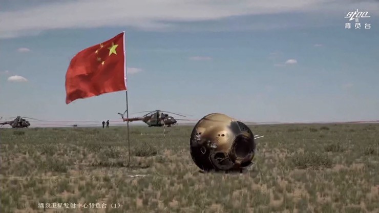 Module tàu vũ trụ Trung Quốc hạ cánh xuống đồng cỏ ở khu tự trị Nội Mông.