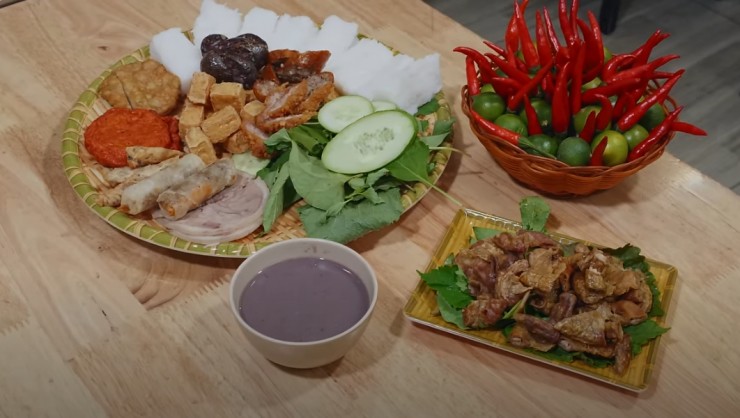 Dù khiến nhiều du khách nước ngoài dè chừng, nhưng bún đậu mắm tôm lại là món ăn khoái khẩu của nhiều người Việt Nam