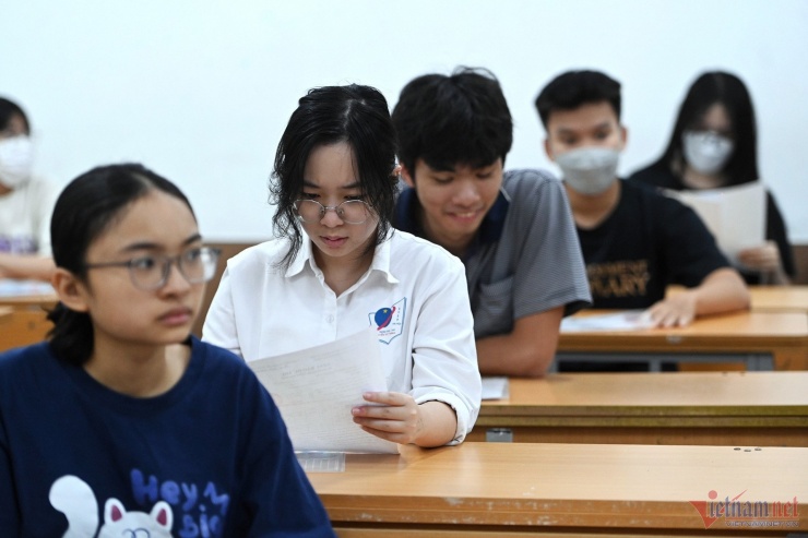 Các thí sinh tập trung tìm hiểu, kiểm tra thông tin. Ảnh: Thạch Thảo