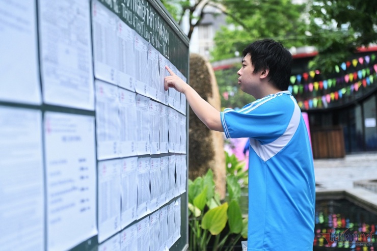 Thí sinh xem thông tin tại điểm thi Trường THCS&THPT Lương Thế Vinh (Hà Nội). Ảnh: Thạch Thảo