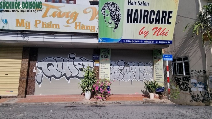 Nhà ở, cửa hàng trên tuyến phố Âu Cơ (Tây Hồ, Hà Nội) bị sơn xịt, vẽ bậy.