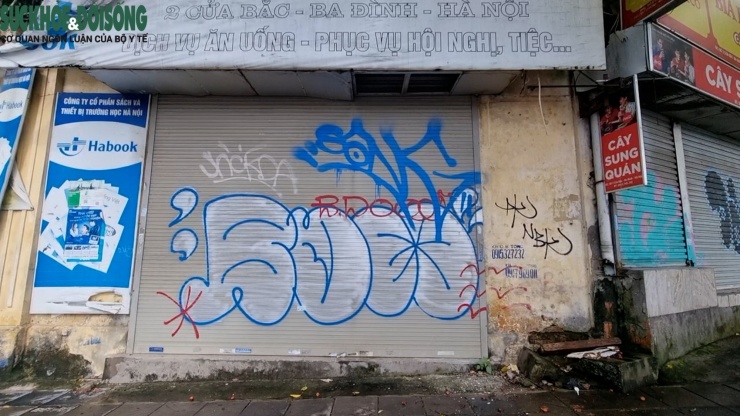 Trên tuyến phố Yên Phụ, nhiều cửa hàng, nhà ở cũng bị các đối tượng vẽ bậy.