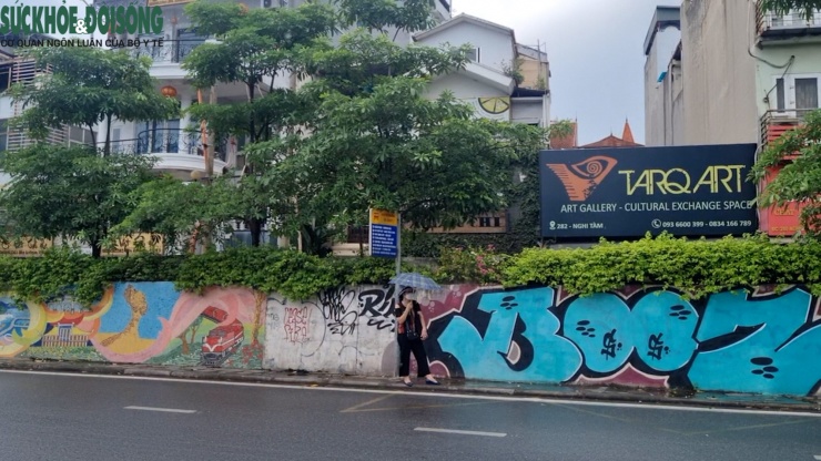 Những công trình công cộng cũng bị các đối tượng vẽ bậy tận dụng.