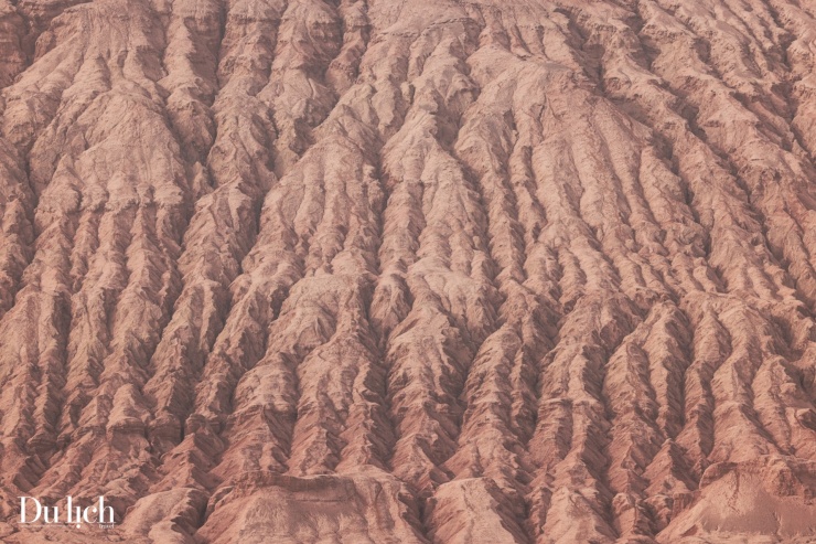 Địa hình sa thạch bị xói mòn, tạo thành những rãnh cao ấn tượng.