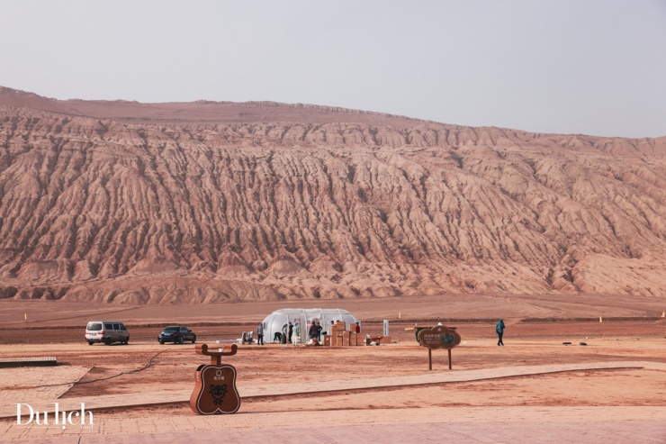 Những ngày hè tại Hỏa Diệm Sơn vô cùng khắc nghiệt, nhiệt độ ngoài trời thường vượt quá ngưỡng chịu đựng của cơ thể người.