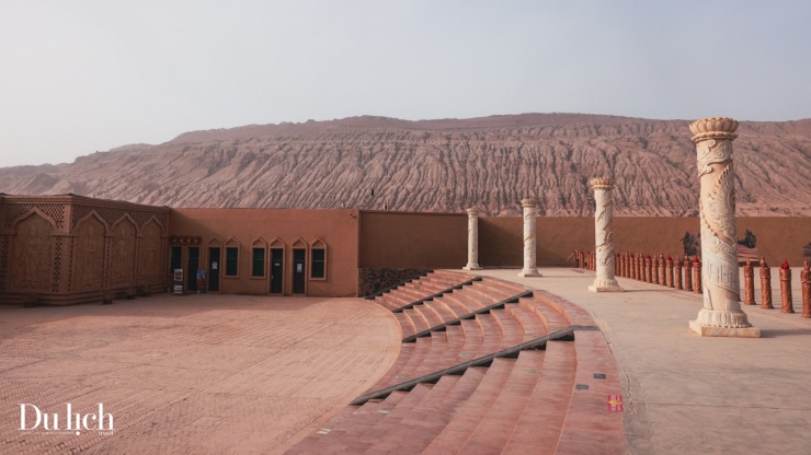 Bên ngoài, trời vẫn hửng sáng và thời tiết khá oi bức, dù lúc này đã là 8 giờ tối.