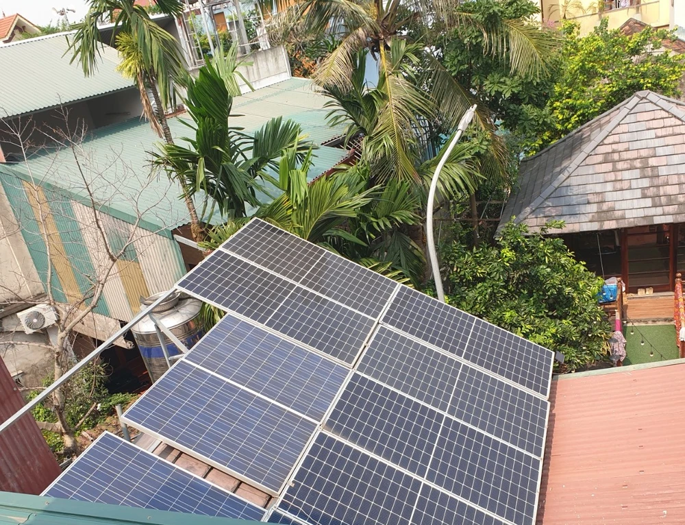 Cơ chế khuyến khích phát triển điện mặt trời mái nhà tự sản, tự tiêu đang thu hút sự quan tâm của nhiều người dân. Ảnh: AH