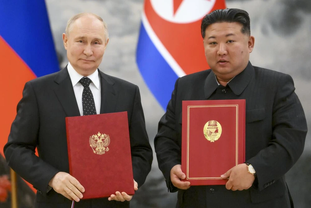 Tổng thống Nga Vladimir Putin (trái) và lãnh đạo Triều Tiên Kim Jong-un ký Hiệp ước Đối tác Chiến lược Toàn diện ở thủ đô Bình Nhưỡng (Triều Tiên) hôm 19-6. Ảnh: REUTERS