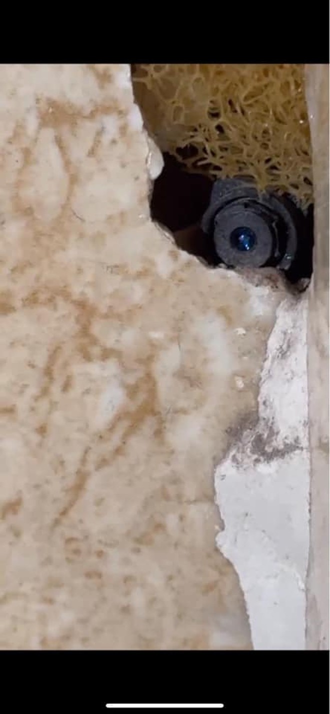 Hình ảnh những chiếc camera quay lén được đặt trong phòng tắm khiến nhiều người không khỏi rùng mình 