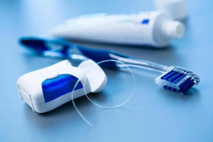 Nên chải răng 2 lần mỗi ngày, vệ sinh kẽ răng mỗi ngày bằng chỉ nha khoa hoặc bàn chải kẽ răng. Ảnh: medicalnewstoday