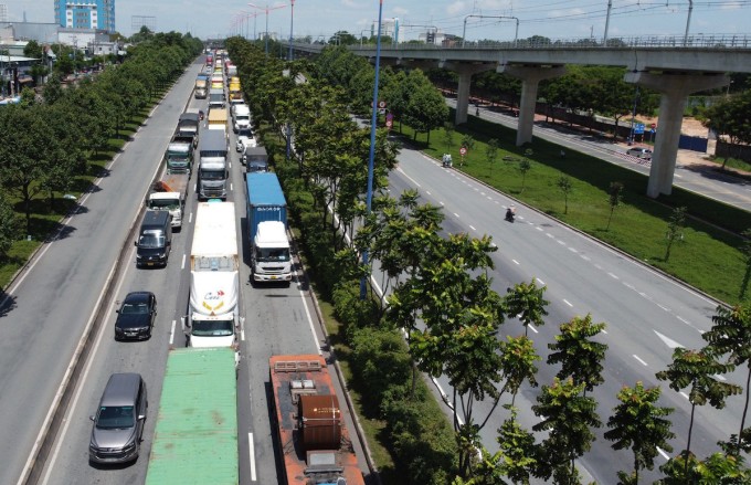 Xe đầu kéo đâm liên hoàn trên xa lộ Hà Nội, ùn tắc giao thông kéo dài