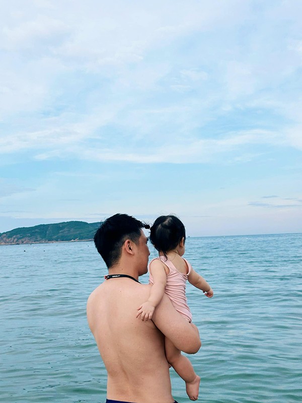 Chồng Hoa hậu Đỗ Mỹ Linh đăng ảnh con gái khi đi du lịch biển Quy Nhơn (Bình Định).