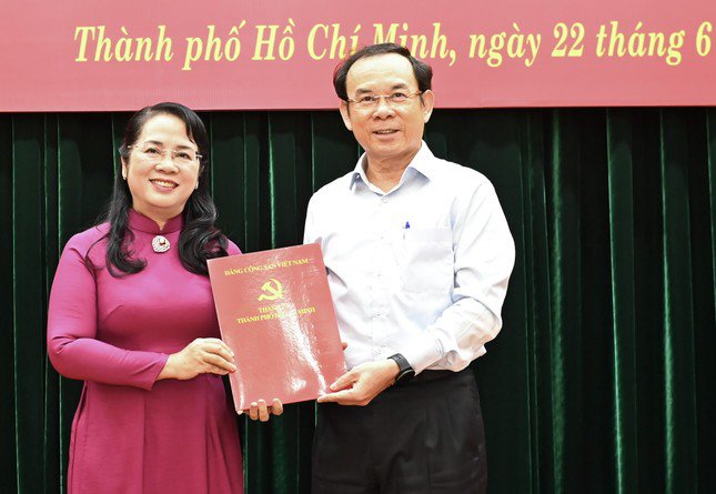 Bí thư Thành ủy TPHCM Nguyễn Văn Nên trao quyết định cho bà Trần Kim Yến. Ảnh: Việt Dũng