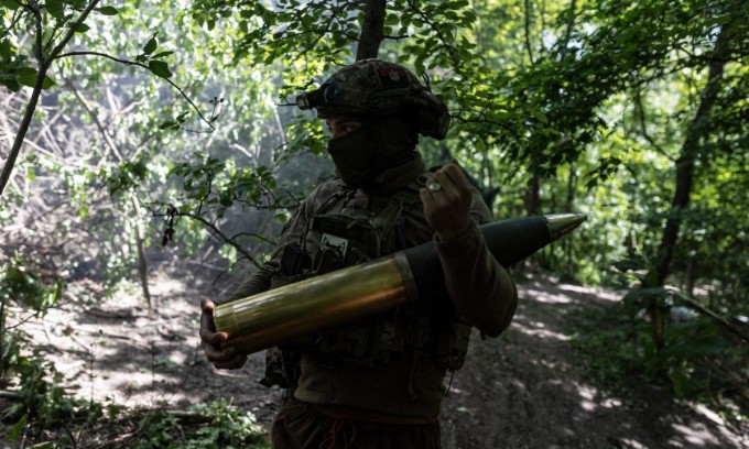 Lính Ukraine cầm đạn pháo ở khu vực gần thành phố Kreminna ở tỉnh miền đông Lugansk hôm 20/5. Ảnh: AFP