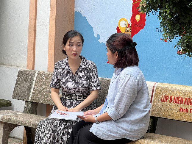 Chị Phạm Thị Thơm (bên trái), mẹ của thí sinh N.M.H đến điểm thi Trường THCS Đại Kim (Hà Nội) để nộp đơn xin không dự thi.
