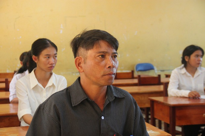  Anh Rơ Châm Un trong buổi làm thủ tục dự thi tốt nghiệp  THPT, chiều 26/6. Ảnh: Trần Hóa  
